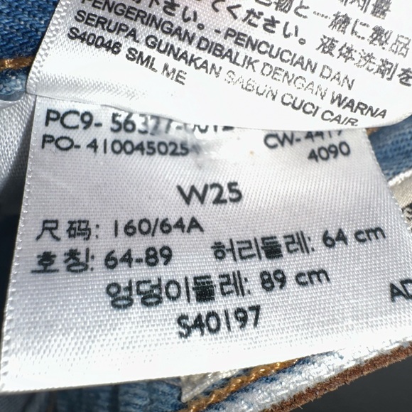 Distressed Levi’s shorts - Picture 9 of 9